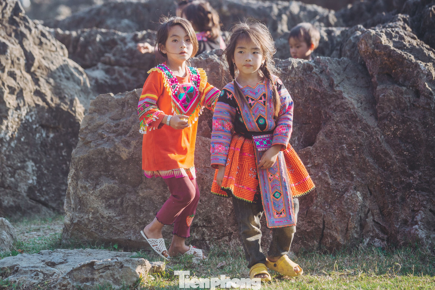 Những em bé gái rực rỡ trong trang phục truyền thống của dân tộc Mông.