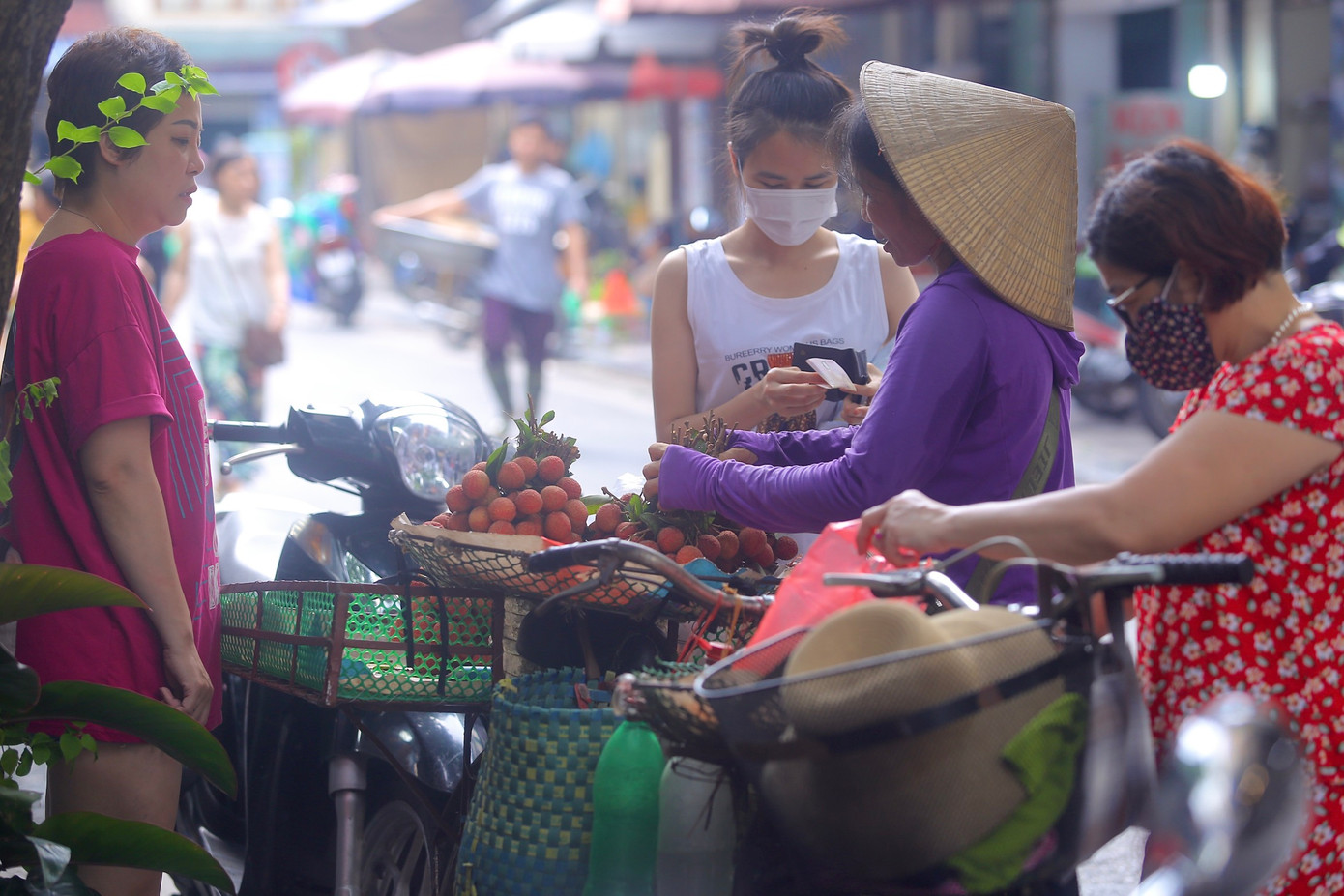 Các sạp hoa quả đắt khách.