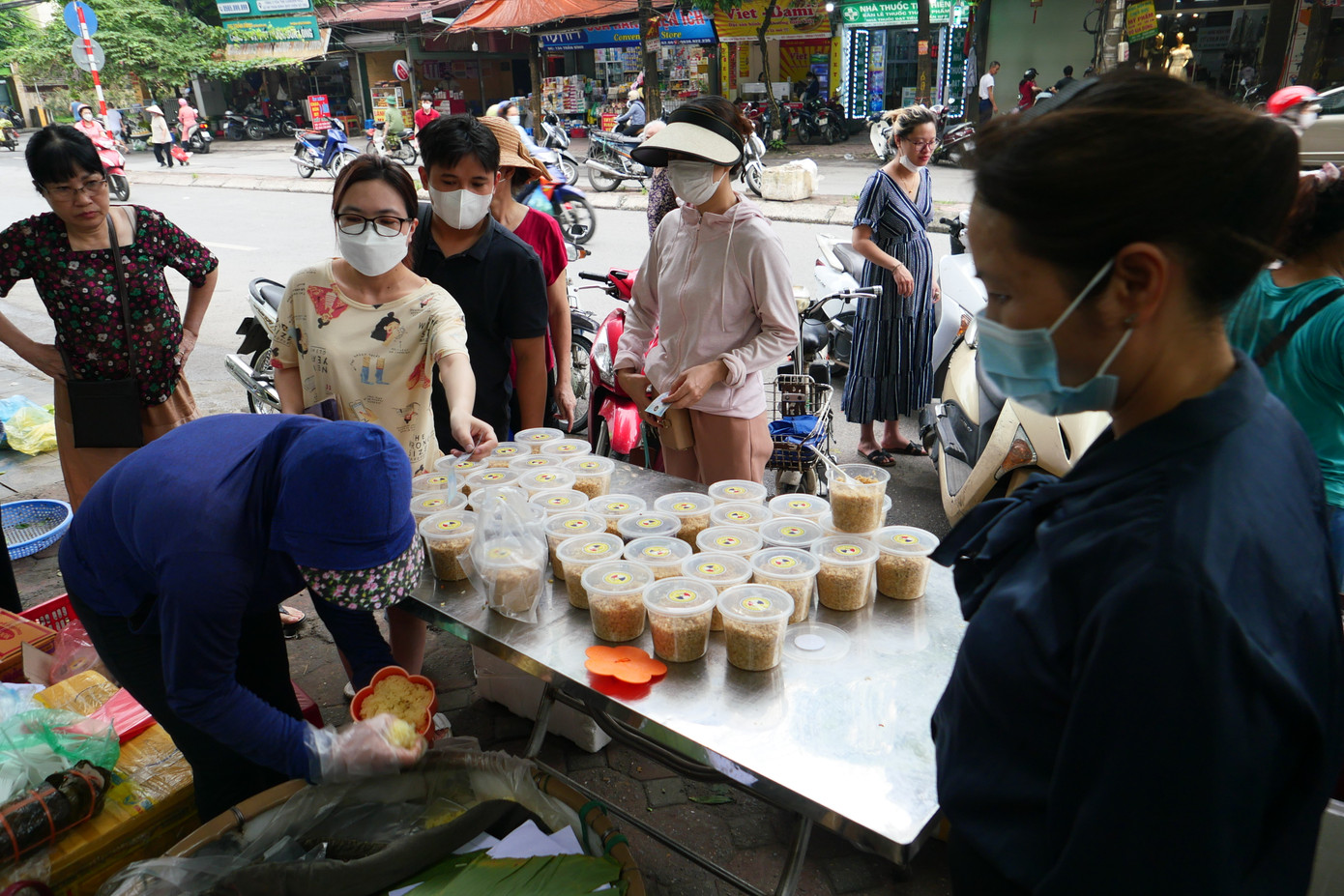 Hàng rượu nếp luôn tấp nập người mua hàng dịp Tết Đoan Ngọ. Ảnh: Duy Phạm.