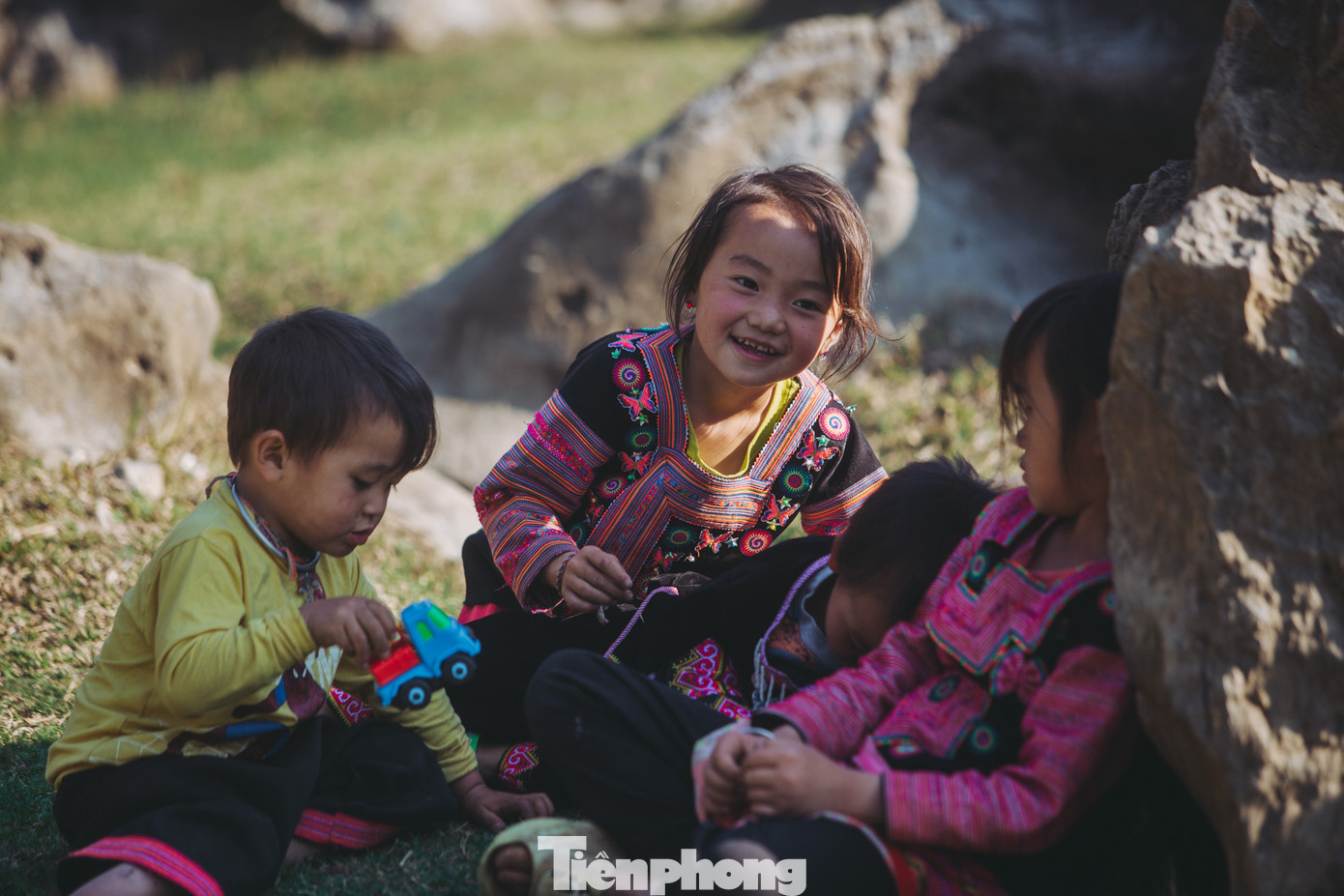 Những đôi mắt trong veo của trẻ con nơi đây luôn là nỗi ám ảnh, cuốn hút đối với những người lạ mới tới.