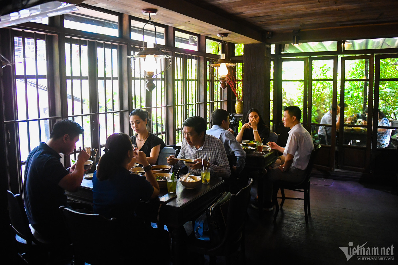 11h30 tại một nhà hàng khác thuộc quận Ba Đình cũng được Michelin tặng 1 sao, thực khách ngồi kín các bàn. Nhà hàng này có sức chứa 70 người bao gồm không gian trong nhà và ngoài trời.