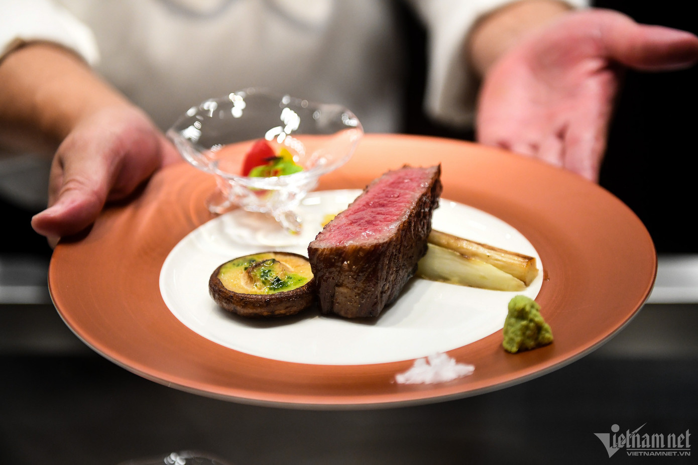 Mỗi khách phải chi từ 8,5 triệu đồng khi dùng bữa tại đây. Các món trong thực đơn được chế biến từ loại nguyên liệu cao cấp như bò yaenyama, tôm hùm gai...