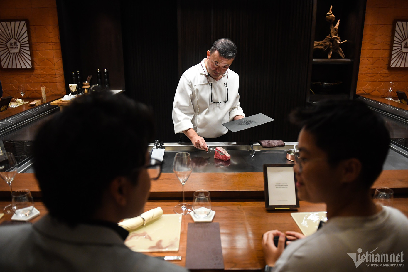 Bếp trưởng cho biết, ông chưa thấy áp lực vì mới qua một đêm. Tuy nhiên, sắp tới ông sẽ cùng phía quản lý tiến hành lên kế hoạch, phát triển đội ngũ nhân viên nhà hàng, dự định tạo ra nhiều mới mẻ để đón thêm tệp khách hàng trong và ngoài nước.