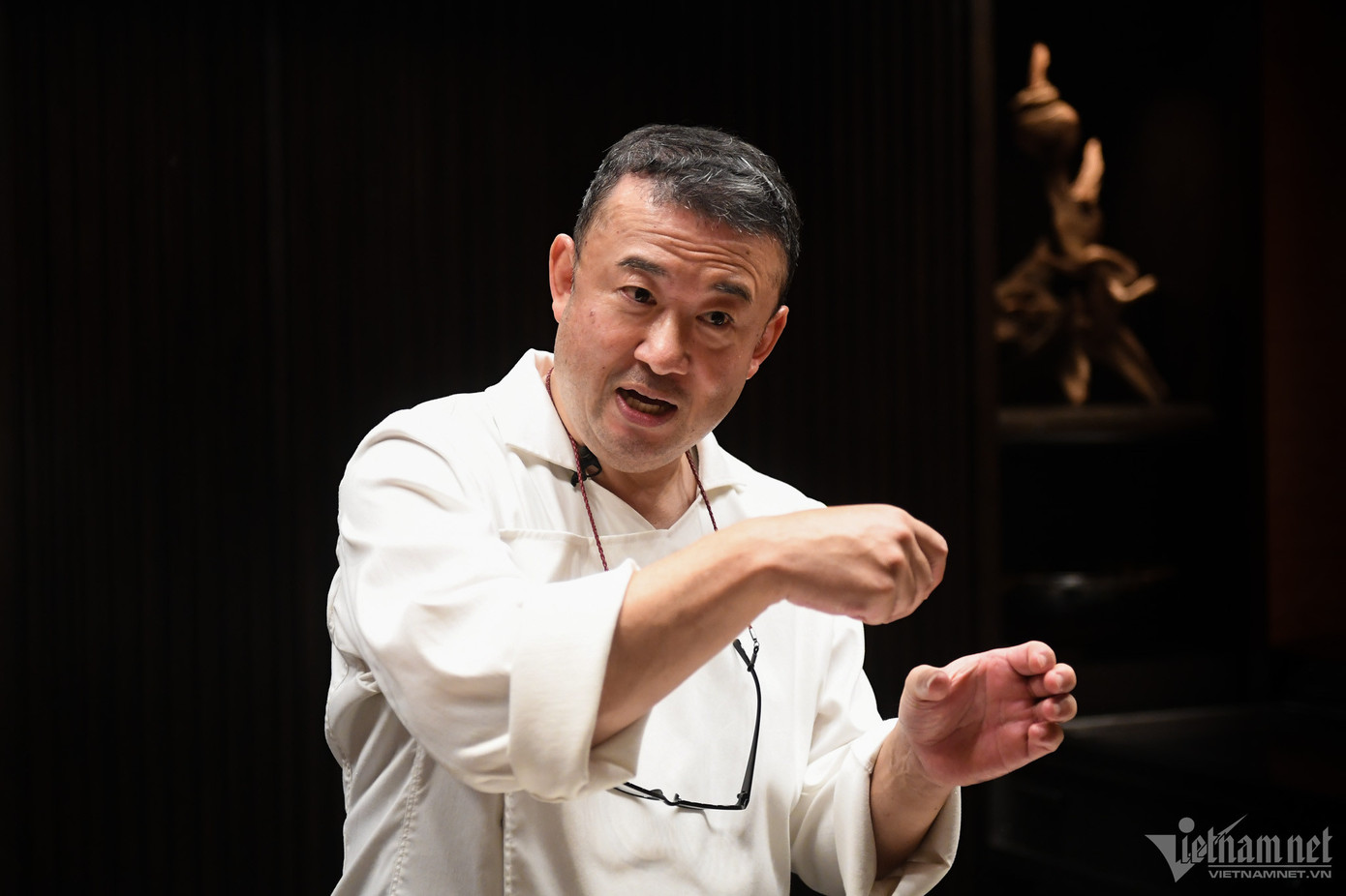 Ở một nhà hàng nằm trong tầng hầm một khách sạn thuộc quận Hoàn Kiếm, vị bếp trưởng Yamaguchi Hiroshi là yếu tố gây chú ý hơn cả bởi không gian nơi này vốn là một "căn bếp" riêng tư, chỉ có tối đa 14 chỗ ngồi. Ông cho biết, mình khó tính và khắt khe trong việc lựa chọn nguyên liệu. Đây là một quy tắc làm việc của người đầu bếp đến từ Nhật Bản. Nhiều loại gia vị có trong món ăn mà ông chọn còn ít xuất hiện tại Hà Nội.