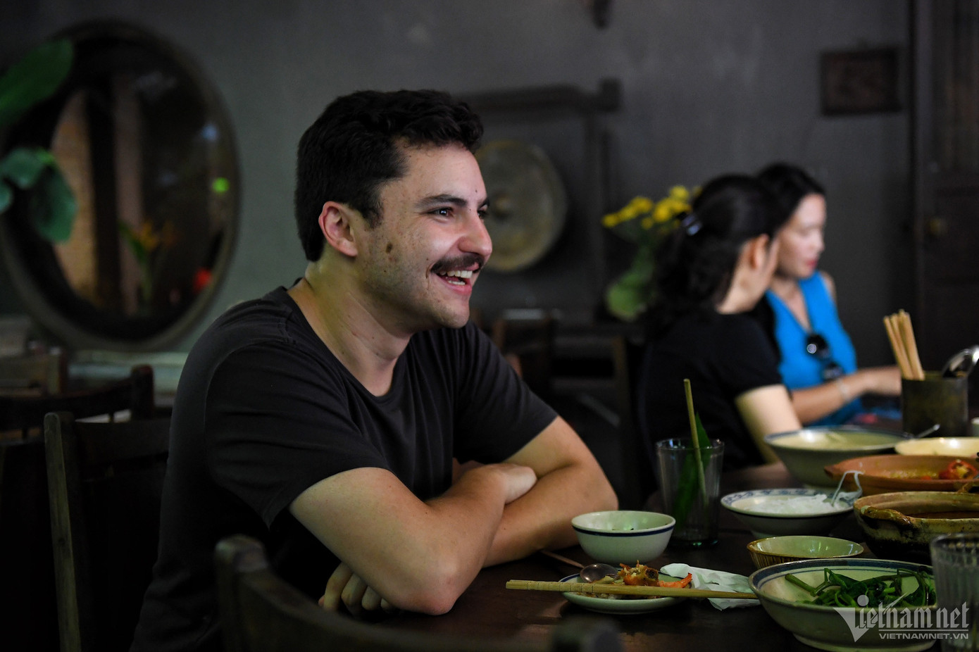 Noah (thực khách Mỹ) ấn tượng với những món ăn Việt Nam mà nhà hàng này mang lại. Không gian của họ rất thoải mái, cổ điển. Sự vui vẻ của nhân viên là một điểm cộng lớn.