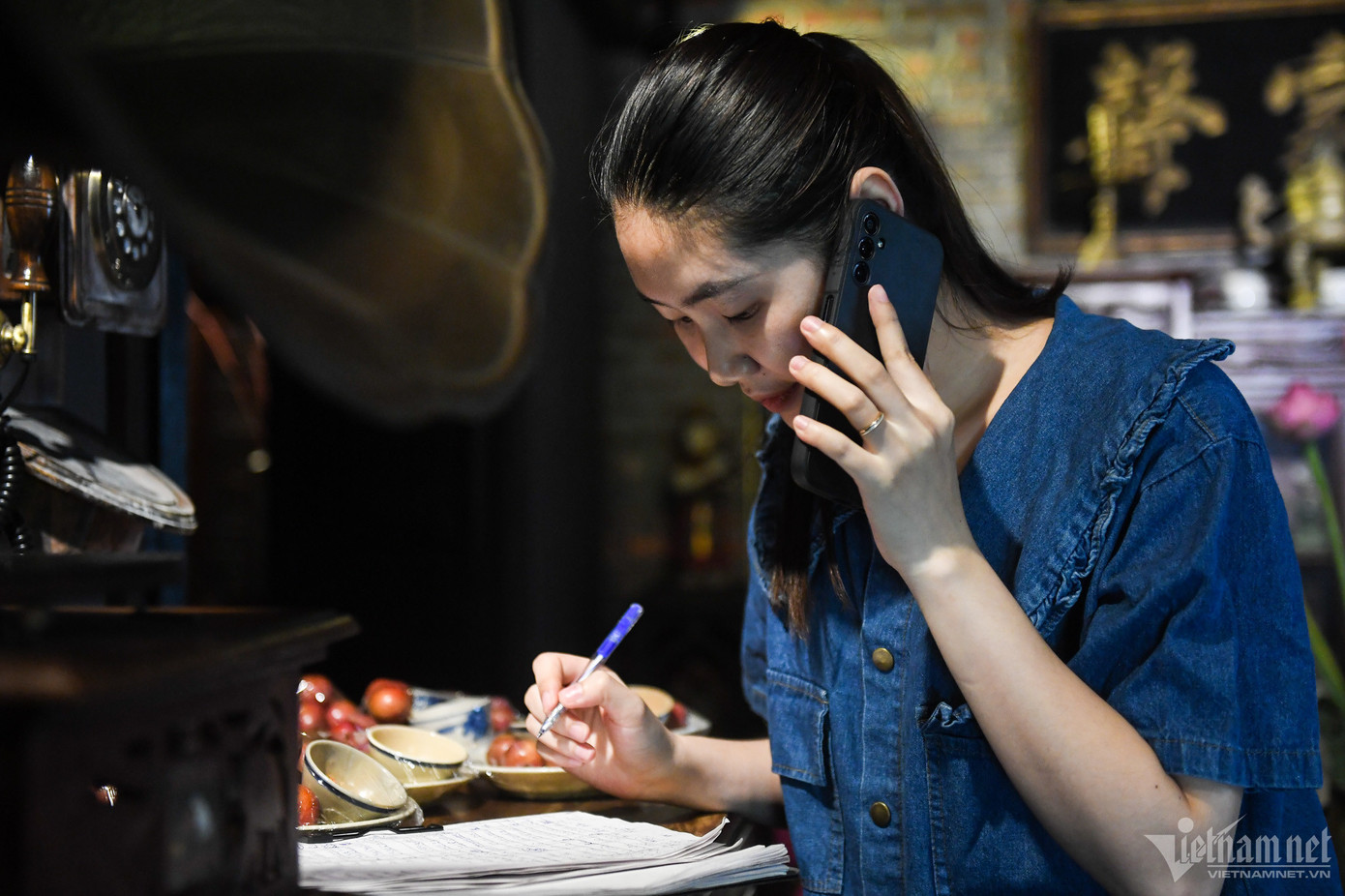 Trong buổi trưa 7/6, số hotline của nhà hàng luôn trong tình trạng cháy máy. Một vài ngày tiếp theo các bàn đều đã được đặt kín cả khung giờ trưa và tối.