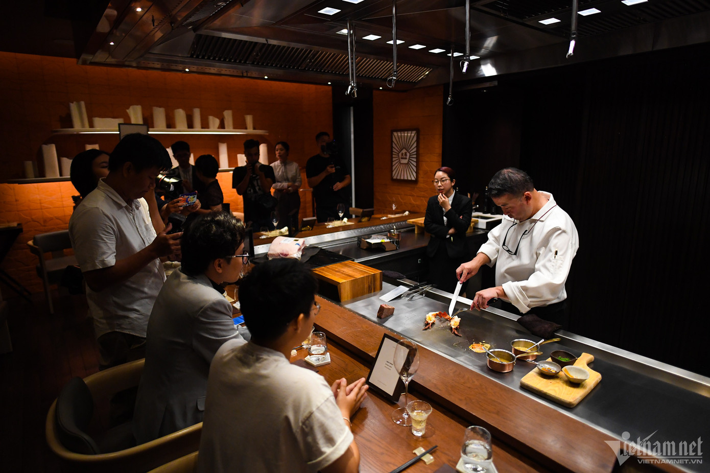 Các nhà hàng Anăn Saigon, Gia, Hibana by Koki và Tầm Vị được Michelin trao tặng 1 sao tối 6/6 đã thu hút sự chú ý của nhiều thực khách. Ngay trong ngày hôm sau, các đơn vị kinh doanh ăn uống này đều được khách gọi điện thoại liên tục để đặt bàn.