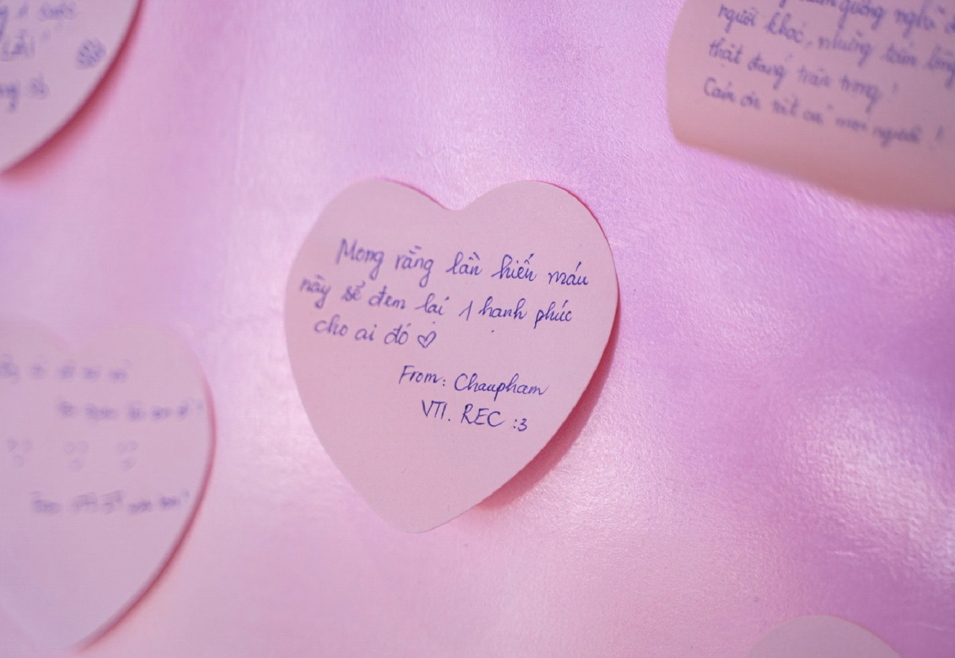 Với thông điệp “Gửi điều ước lên mây”, đại biểu tham dự chương trình và các bạn trẻ của VTI Group đã viết lên điều ước tốt đẹp của mình nhằm sẻ chia hạnh phúc.