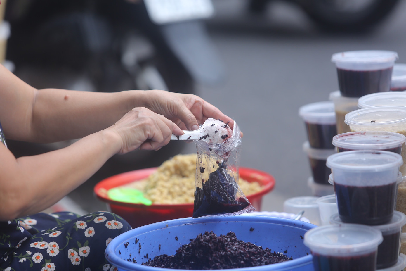 Rượu nếp cẩm được nhiều người lựa chọn hơn rượu nếp trắng bởi có vị đậm đà và thơm hơn.