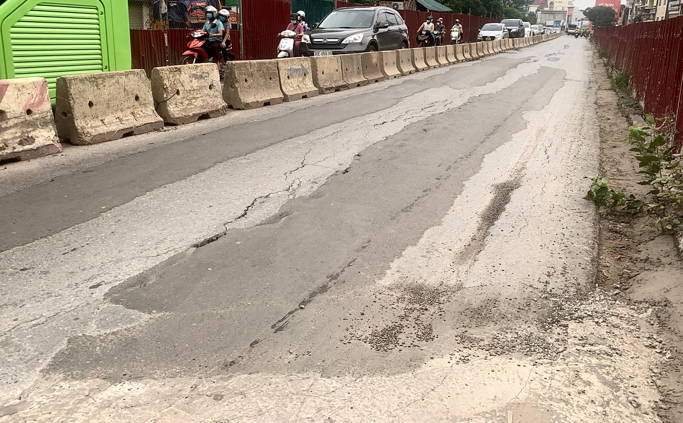 Mặc dù đơn vị thi công tiến hành vá các vết nứt, tuy nhiên mặt đường vẫn không được đảm bảo, có đoạn gồ lên so với mặt đường cũ. Mặc dù đơn vị thi công tiến hành vá các vết nứt, tuy nhiên mặt đường vẫn không được đảm bảo, có đoạn gồ lên so với mặt đường cũ.