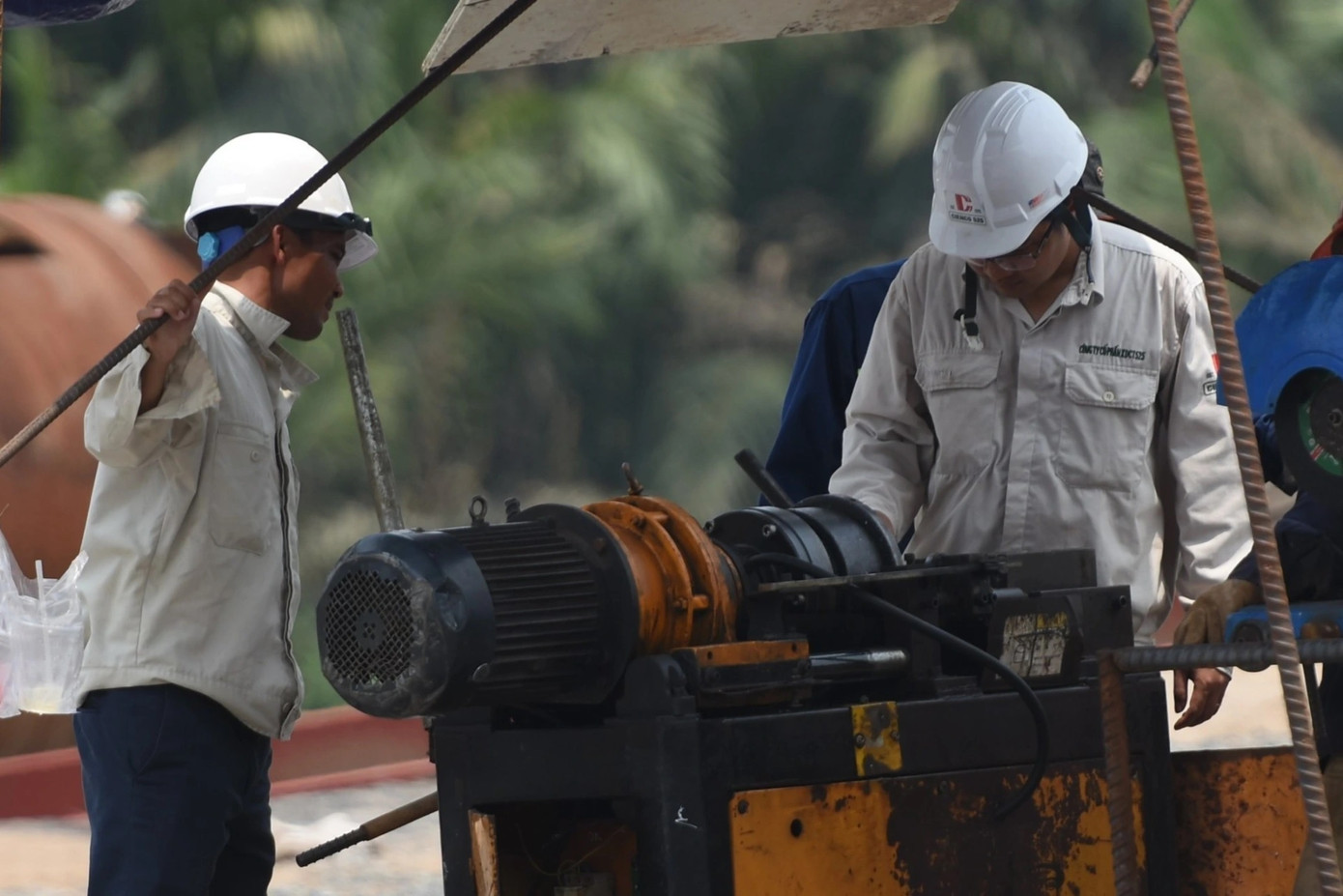 Công ty cổ phần Xây dựng công trình 525, nhà thầu phụ thi công cầu Nhơn Trạch, cho biết UBND tỉnh Đồng Nai bàn giao đủ mặt bằng sớm, công ty sẽ đẩy nhanh tiến độ hoàn thành trong 30 tháng. Hiện nay thiếu mặt bằng khiến công ty gặp khó khăn trong việc tập kết máy móc, vật liệu, lán trại... Hiện trên công trường hàng ngày thường xuyên có hơn 200 kỹ sư, công nhân làm việc 3 ca mỗi ngày. Với vị thế, địa hình đi lại khó khăn nhưng tất cả các đơn vị thầu phụ đều quyết tâm vượt qua khó khăn, đẩy nhanh tiến độ công trình.