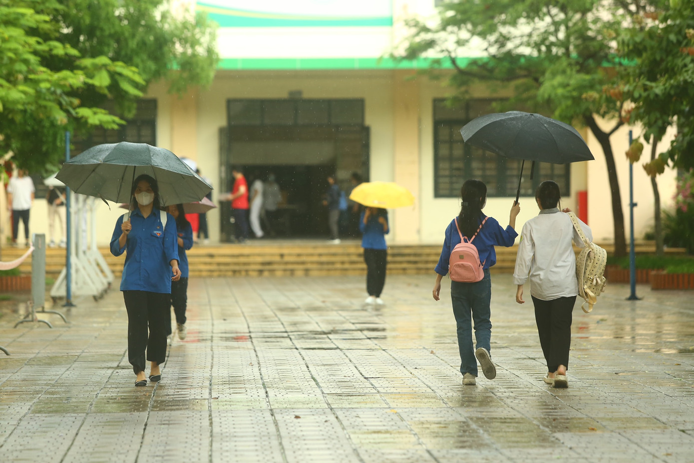 Đưa thí sinh vào tận bên trong địa điểm thi.