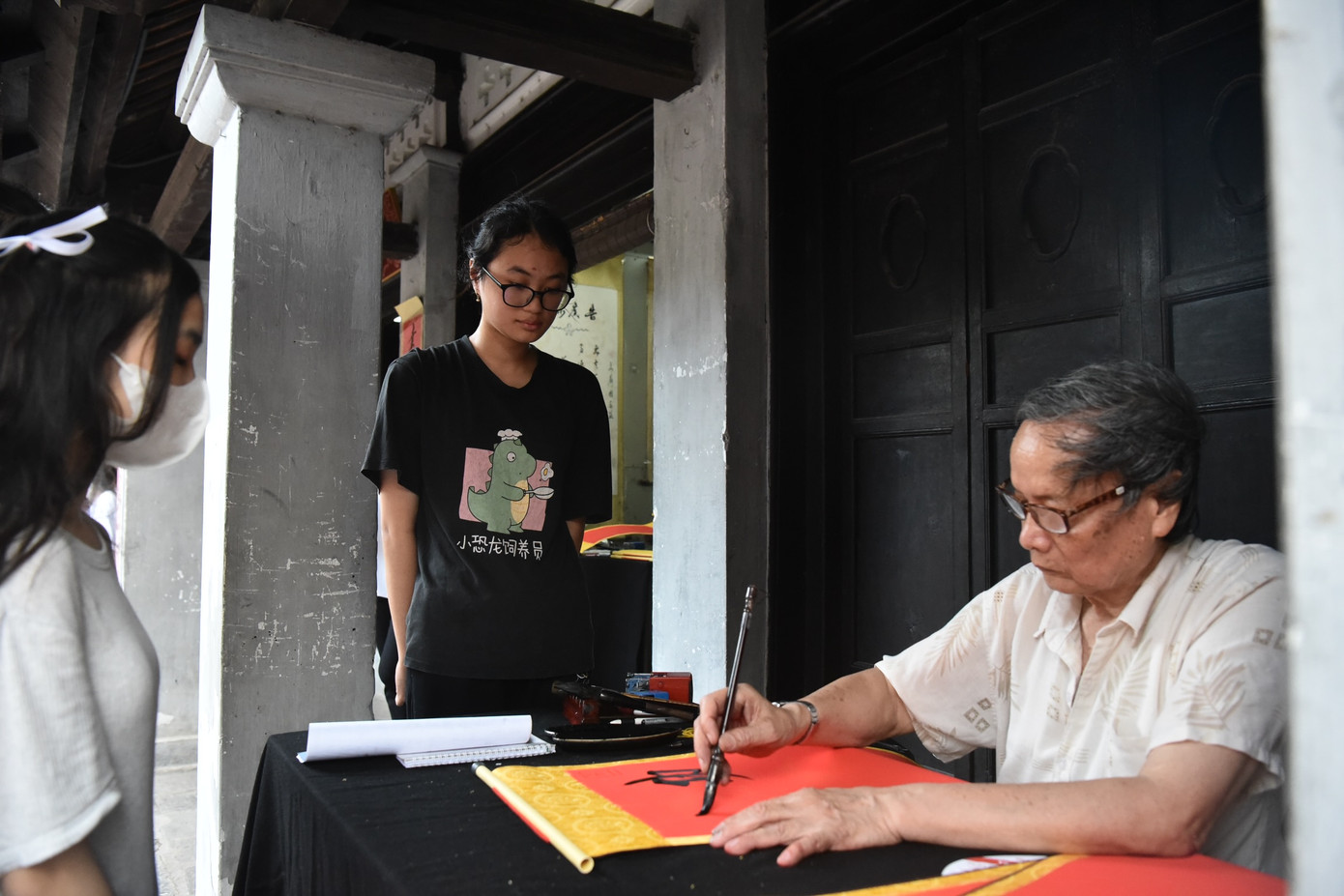 Sau khi hành lễ trong các điện nhiều thí sinh xin chữ thư để cầu may mắn.