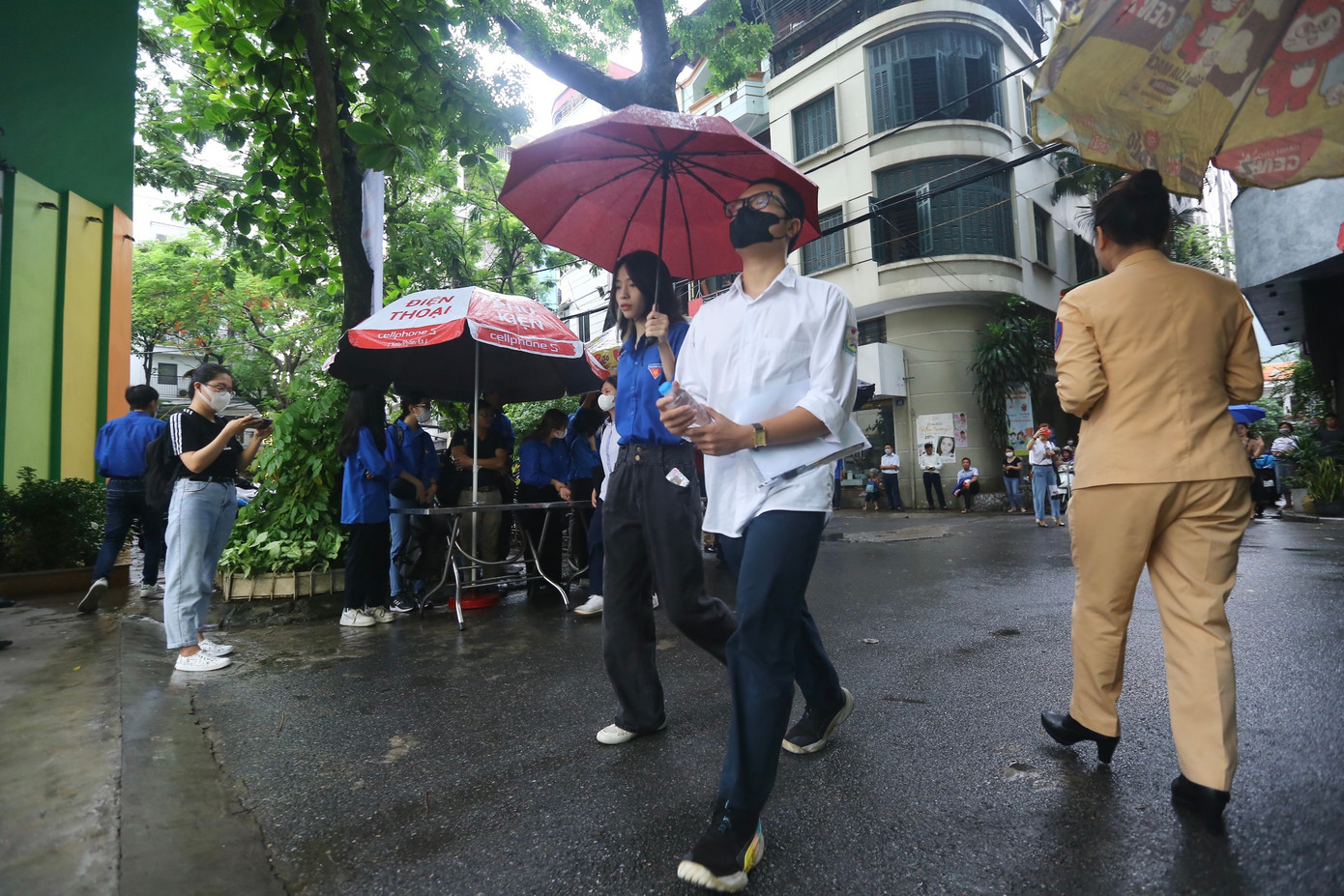 Thêm sự hỗ trợ của các tình nguyện viên, thí sinh tự tin hơn trước giờ làm bài thi.