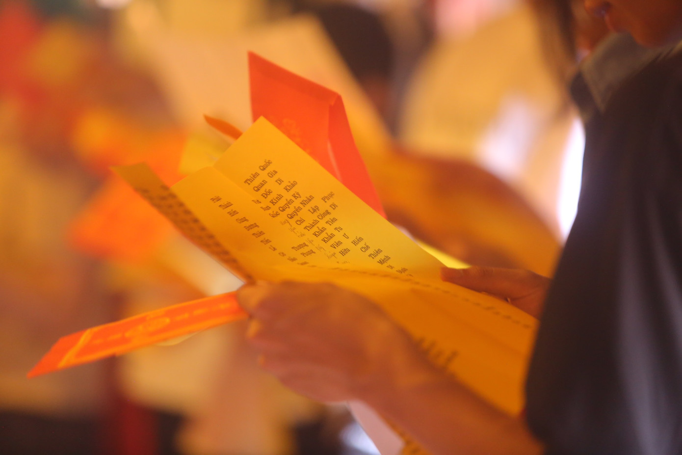 Nhiều người mang theo phiếu dự thi và giấy ghi tên thí sinh, khi hành lễ.