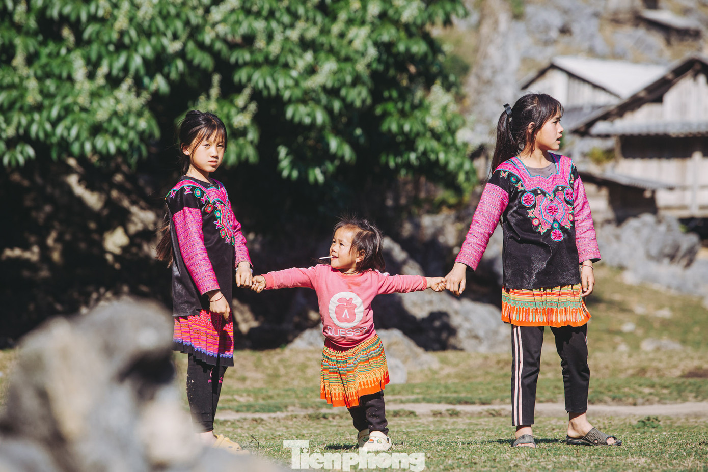 Đặc biệt hơn là nơi đây không có điện, không có sóng, không internet, không có khói bụi của thành thị; mọi thứ ở đây hoàn toàn nguyên bản và chưa có tác động quá lớn từ con người.