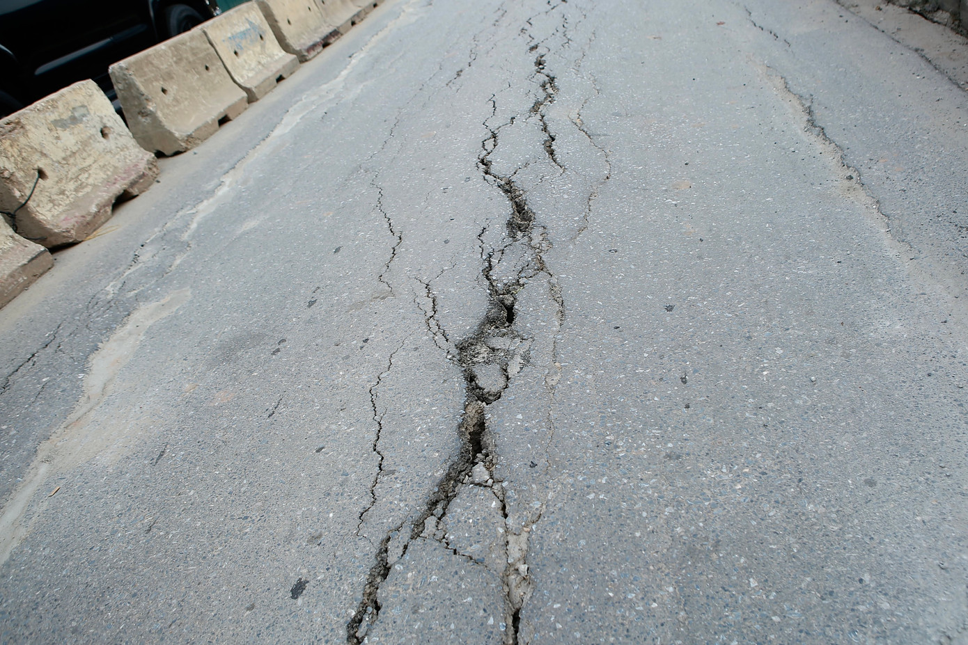 Mặt đường Âu Cơ xuất hiện nhiều vết lún nứt, xuống cấp trầm trọng. Mặt đường Âu Cơ xuất hiện nhiều vết lún nứt, xuống cấp trầm trọng.