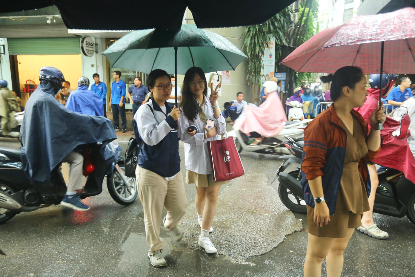 Các thí sinh tỏ ra thoải mái trước môn thi đầu tiên.