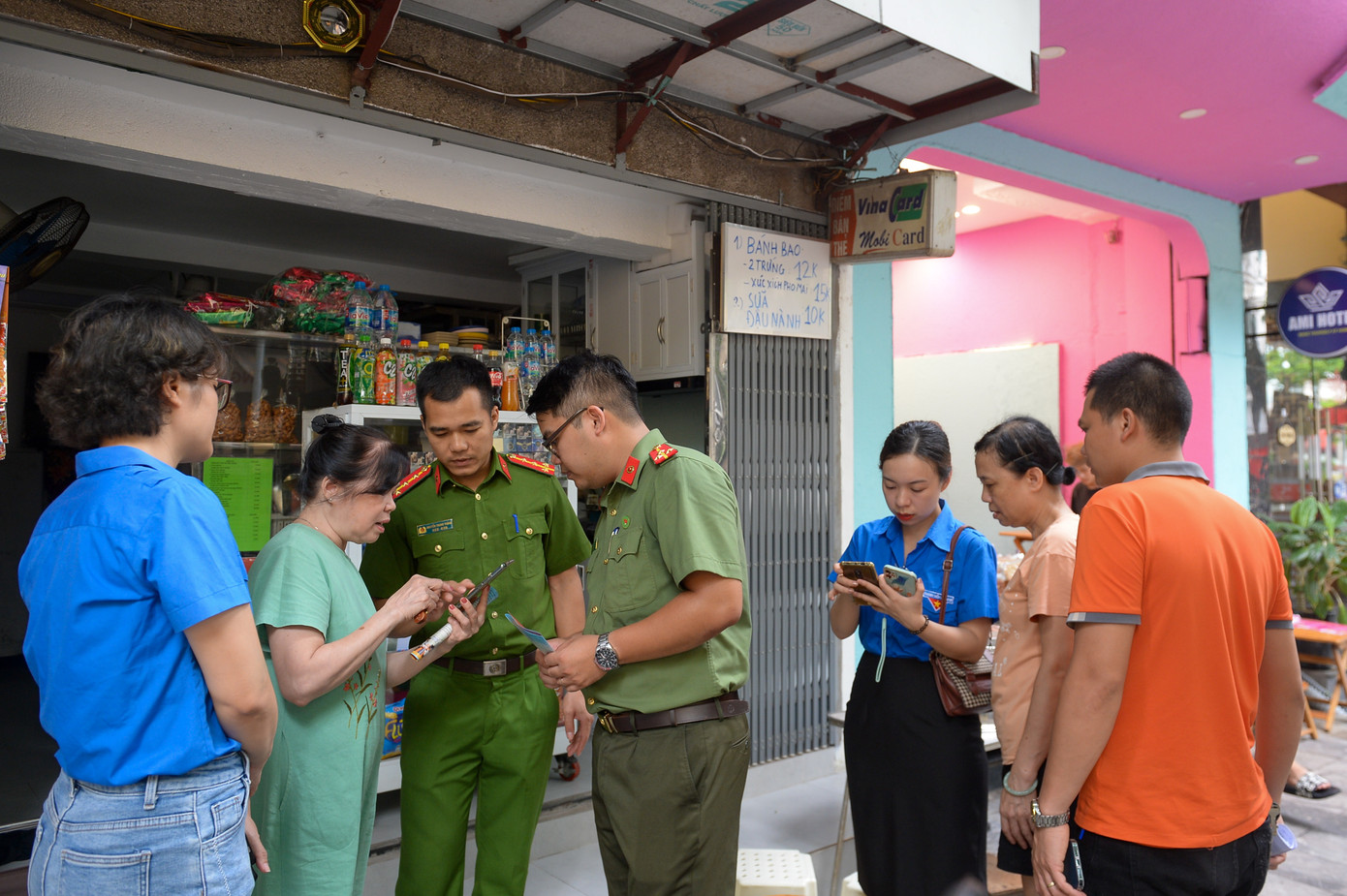 Việc triển khai cài đặt ứng dụng định danh điện tử bắt đầu ở những phường có dân số đông như: Chương Dương, Phúc Tân, Trần Hưng Đạo, Đồng Xuân, Hàng Bông, Cửa Đông, Hàng Mã, Hàng Bài.