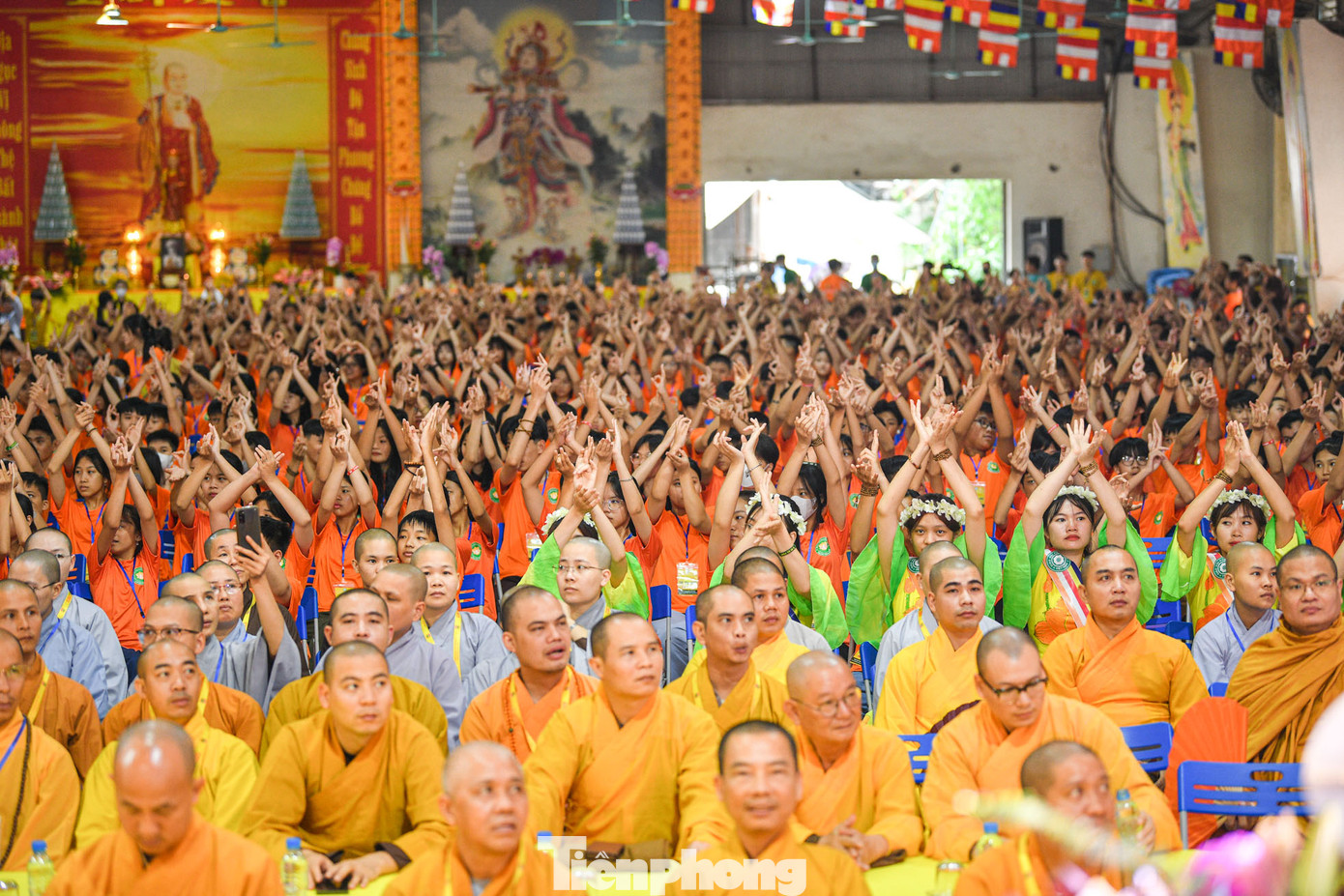 Sau lời phát biểu của Hòa Thượng, hơn 1.800 em trại sinh đã cúng dàng tiết mục đồng diễn trên nền nhạc vũ khúc "Hào Khí Thăng Long" đầy hào hùng và khí thế, thể hiện rõ tinh thần chủ đề của hội trại. Sau lời phát biểu của Hòa Thượng, hơn 1.800 em trại sinh đã cúng dàng tiết mục đồng diễn trên nền nhạc vũ khúc "Hào Khí Thăng Long" đầy hào hùng và khí thế, thể hiện rõ tinh thần chủ đề của hội trại.