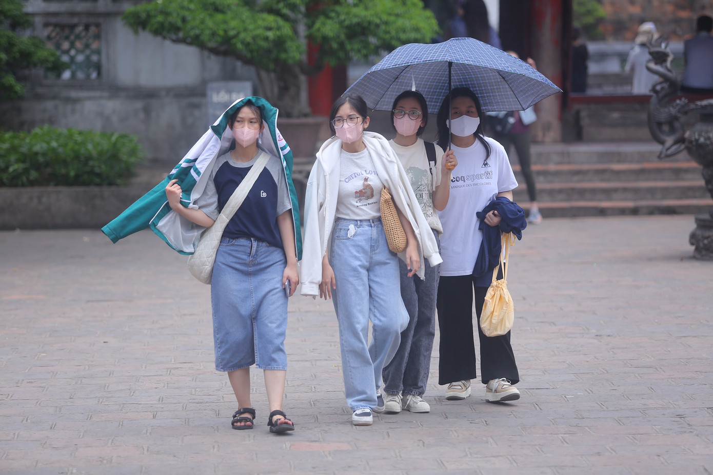 5 ngày trước kỳ thi, rất đông sĩ tử đã đến Văn Miếu - Quốc Tử Giám để cầu may, với mong muốn hoàn thành tốt bài trong kỳ thi tuyển sinh lớp 10 trung học phổ thông năm học 2023-2024.