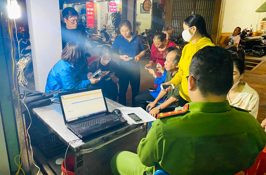 Các nhóm sinh viên hỗ trợ, hướng dẫn người dân cả ngày lẫn đêm.