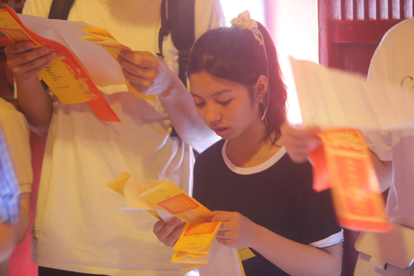 Từng tốp phụ huynh, học sinh thành kính dâng hương, cầu thuận lợi cho con em mình trong kỳ thi quan trọng.