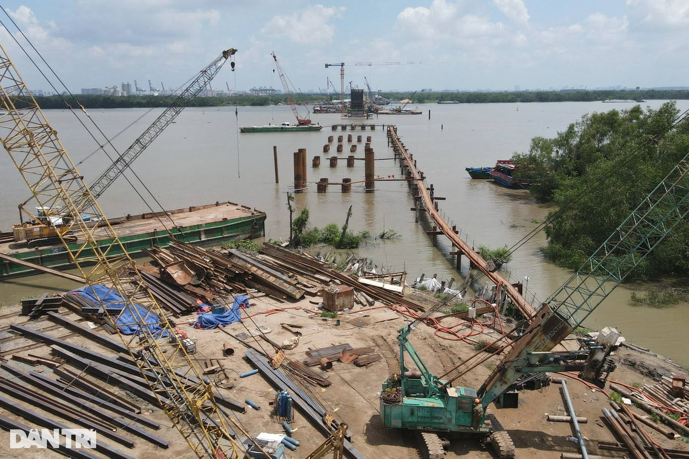 Nhà thầu đang huy động nhân lực, thuê mặt bằng, sà lan để đảm bảo tiến độ thi công cầu Nhơn Trạch. Ban quản lý dự án Mỹ Thuận đã yêu cầu tất cả nhà thầu nhận được mặt bằng đến đâu phải tập trung triển khai thi công đến đó. Các đơn vị tranh thủ từng chút một khi có mặt bằng. Ngoài cầu Nhơn Trạch là cầu lớn nhất, Vành đai 3 TPHCM có gần 20 cầu vượt sông, rạch khác. Cây cầu lớn thứ hai là Bình Gởi vượt sông Sài Gòn, dài gần 1km, nối quận 12, TPHCM và TP Thuận An, Bình Dương.