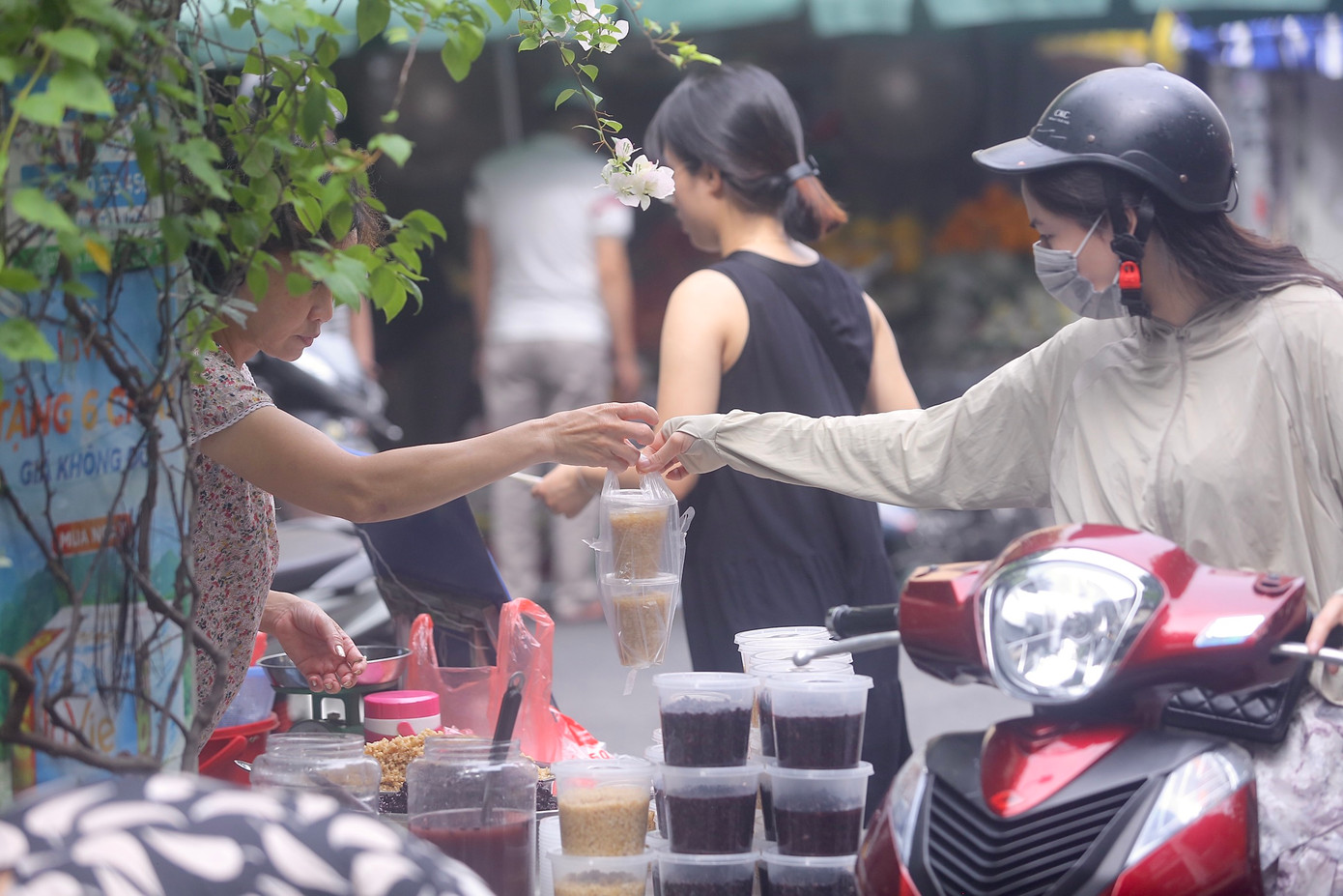 Cơm rượu nếp thường mua theo hộp được các tiểu thương đóng sẵn.