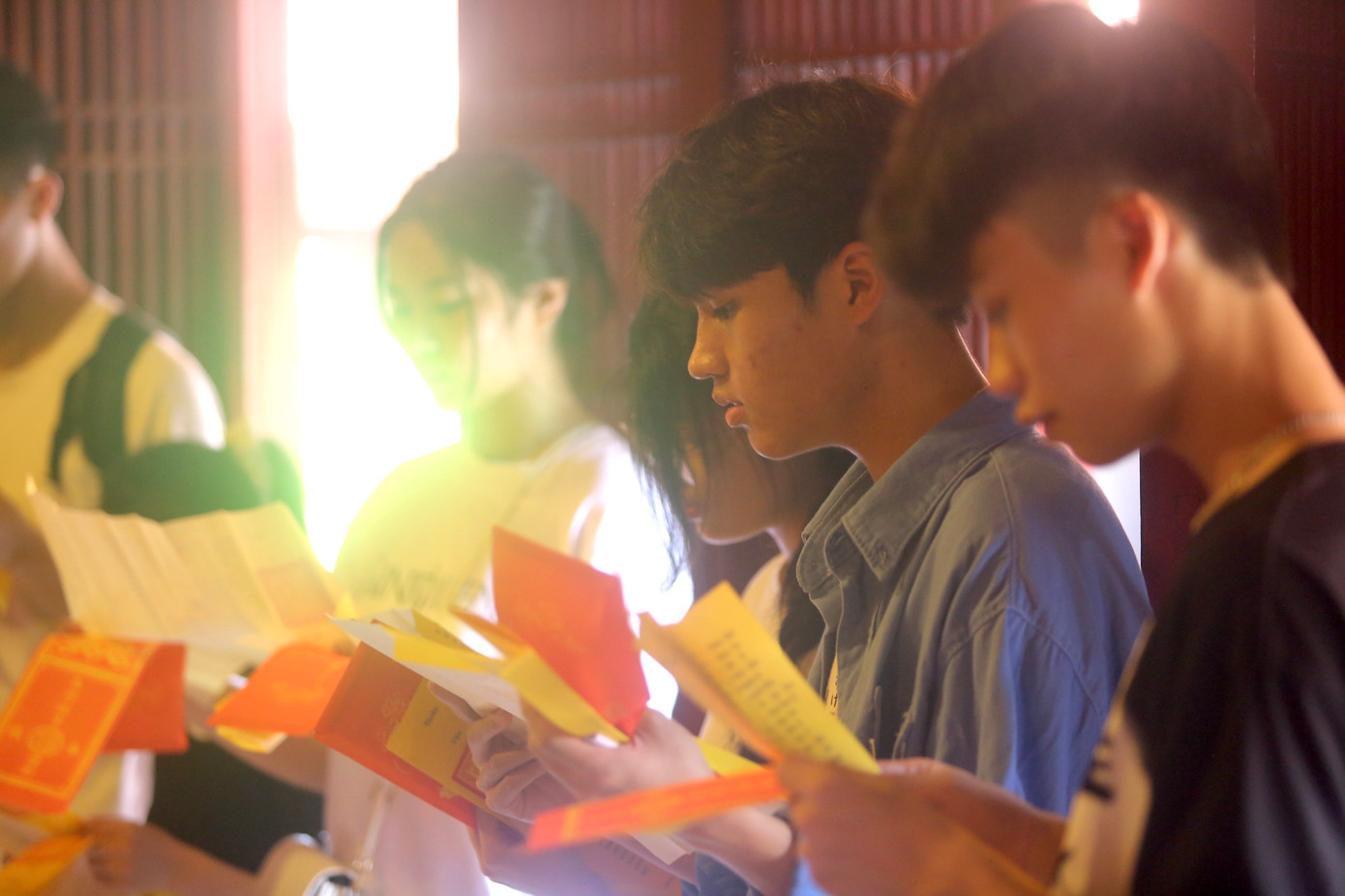 Sĩ tử khấn theo tờ sớ được in sẵn.