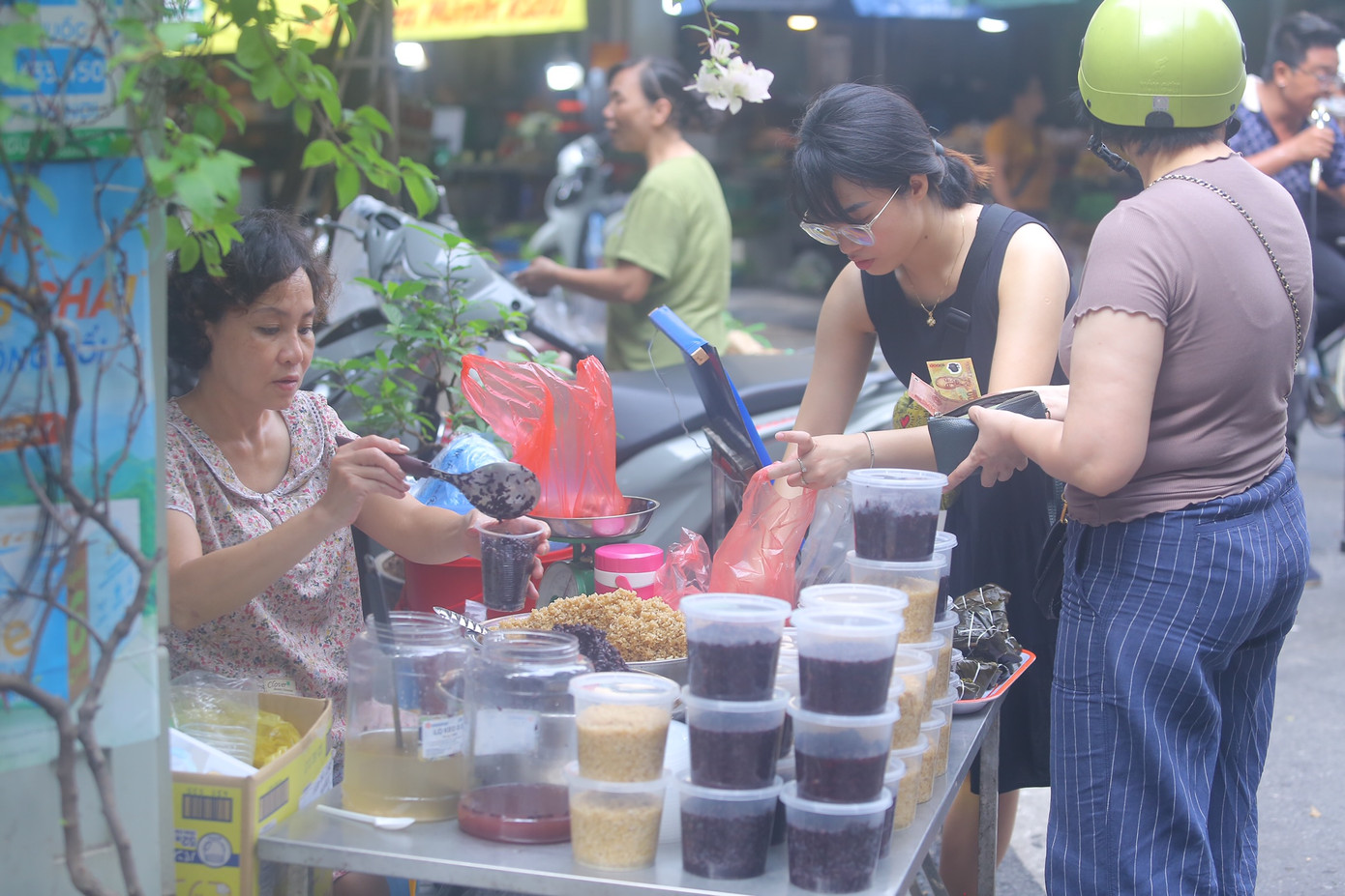 Từ sáng sớm, người dân đã tấp nập đến chợ Hàng Bè (Hoàn Kiếm, Hà Nội) để mua đồ thắp hương lên bàn thờ trong ngày Tết Đoan Ngọ (ngày 5/5 Âm lịch).