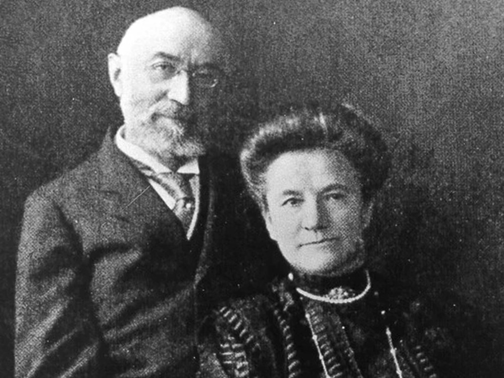 Isidore và Ida Strauss là những hành khách hạng nhất và họ được coi là những người giàu có nhất trên tàu Titanic. Isidore và Ida Strauss là những hành khách hạng nhất và họ được coi là những người giàu có nhất trên tàu Titanic.