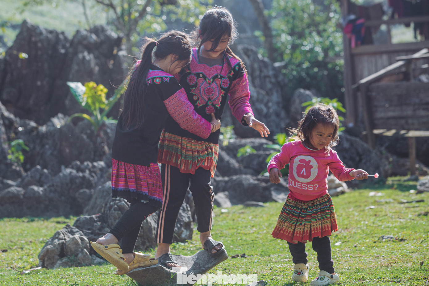 Chỉ với hòn đá bập bênh mà những đứa trẻ có thể nô đùa cả ngày.