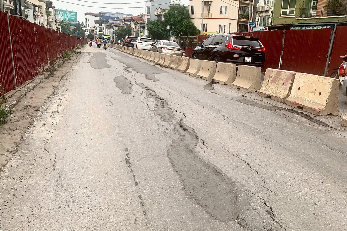 Nhiều đoạn đã vá xong nhưng vết nứt vẫn xuất hiện nguyên trên mặt đường. Nhiều đoạn đã vá xong nhưng vết nứt vẫn xuất hiện nguyên trên mặt đường.