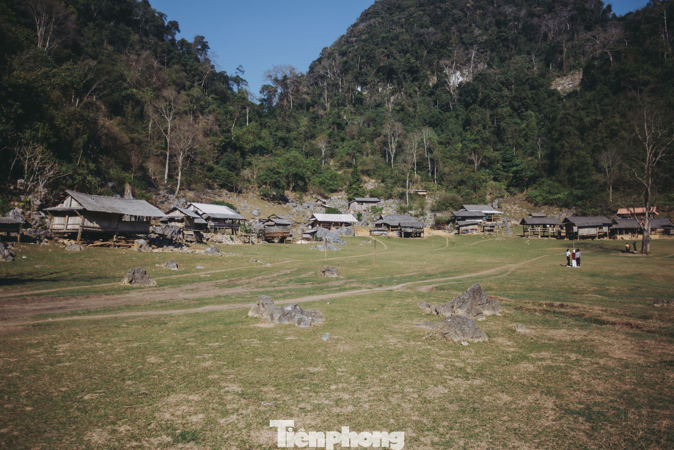 Hang Táu thuộc bản Tà Số 1, xã Chiềng Hắc, huyện Mộc Châu, tỉnh Sơn La. Đây là một trong những địa điểm hoang sơ nhất tại Mộc Châu và đang dần được mọi người dần biết đến với tên gọi thân thuộc là "làng nguyên thủy".