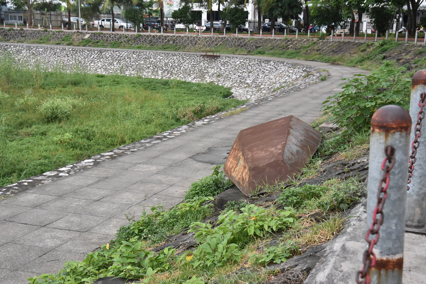 Chiếc thuyền bị bỏ lại theo hồ cạn trơ đáy.