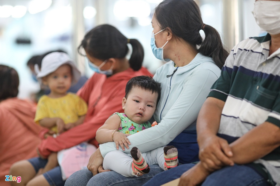 Trẻ cùng phụ huynh chờ khám tại Bệnh viện Nhi đồng 1. Ảnh: Quỳnh Danh.