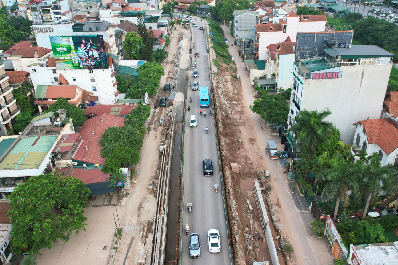 Dự án mở rộng đường đê Âu Cơ - Nghi Tàm (đoạn từ nút giao khách sạn Thắng Lợi đến nút giao cầu Nhật Tân) dài 3,7km, do UBND TP Hà Nội phê duyệt năm 2019. Dự án mở rộng đường đê Âu Cơ - Nghi Tàm (đoạn từ nút giao khách sạn Thắng Lợi đến nút giao cầu Nhật Tân) dài 3,7km, do UBND TP Hà Nội phê duyệt năm 2019.