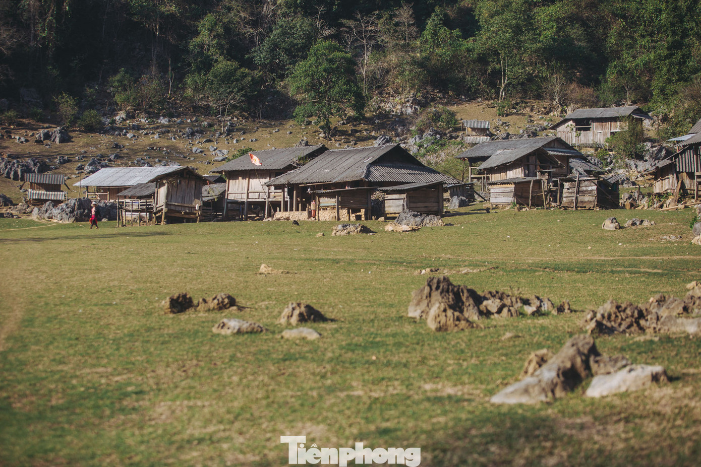 Nơi đây là một khu canh tác, sản xuất nông nghiệp rộng chừng 1ha; với khung cảnh vô cùng hoang sơ, như một thảo nguyên thu nhỏ giữa núi rừng Tây Bắc.