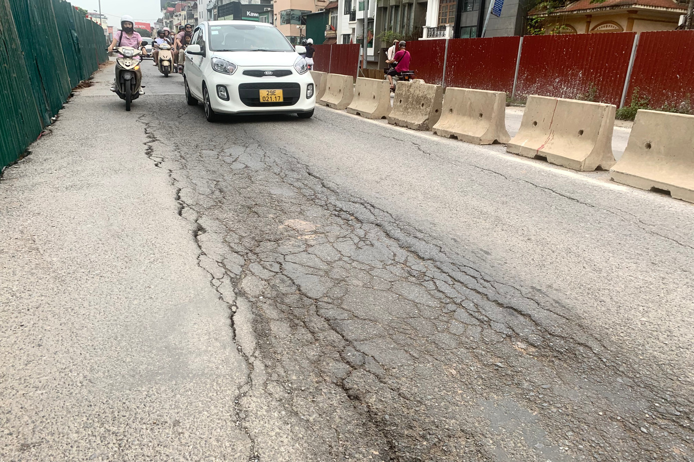 Nhiều đoạn chằng chịt các vết nứt. Nhiều đoạn chằng chịt các vết nứt.