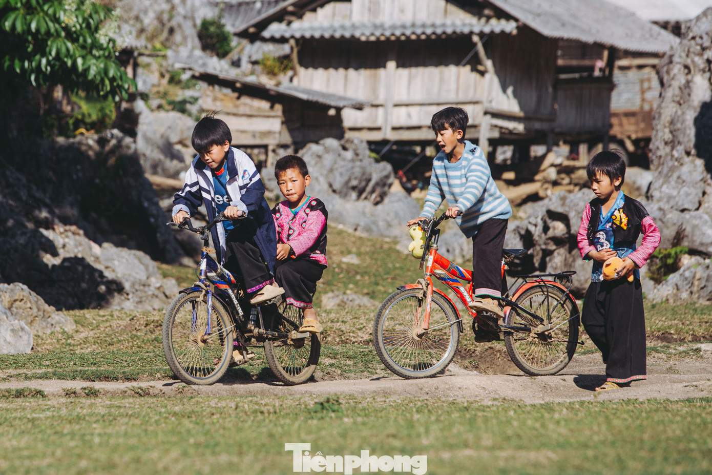 Ở đây có gần 20 hộ dân tộc Mông sinh sống tách biệt, xa trung tâm. Số lượng trẻ em ở đây cũng chỉ khoảng 15 em.