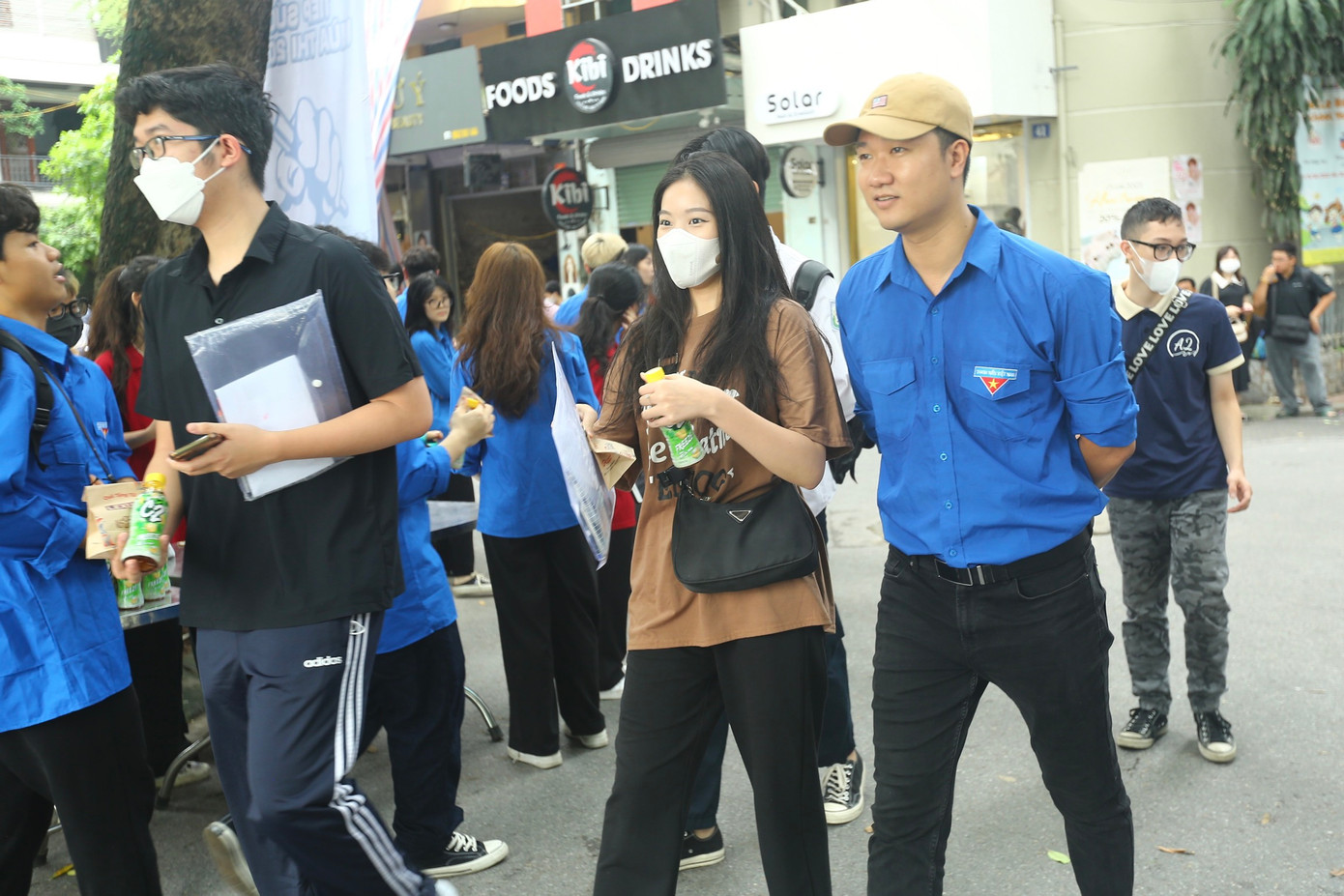 &quot;Áo xanh&quot; hướng dẫn, hỗ trợ các thí sinh dự thi.