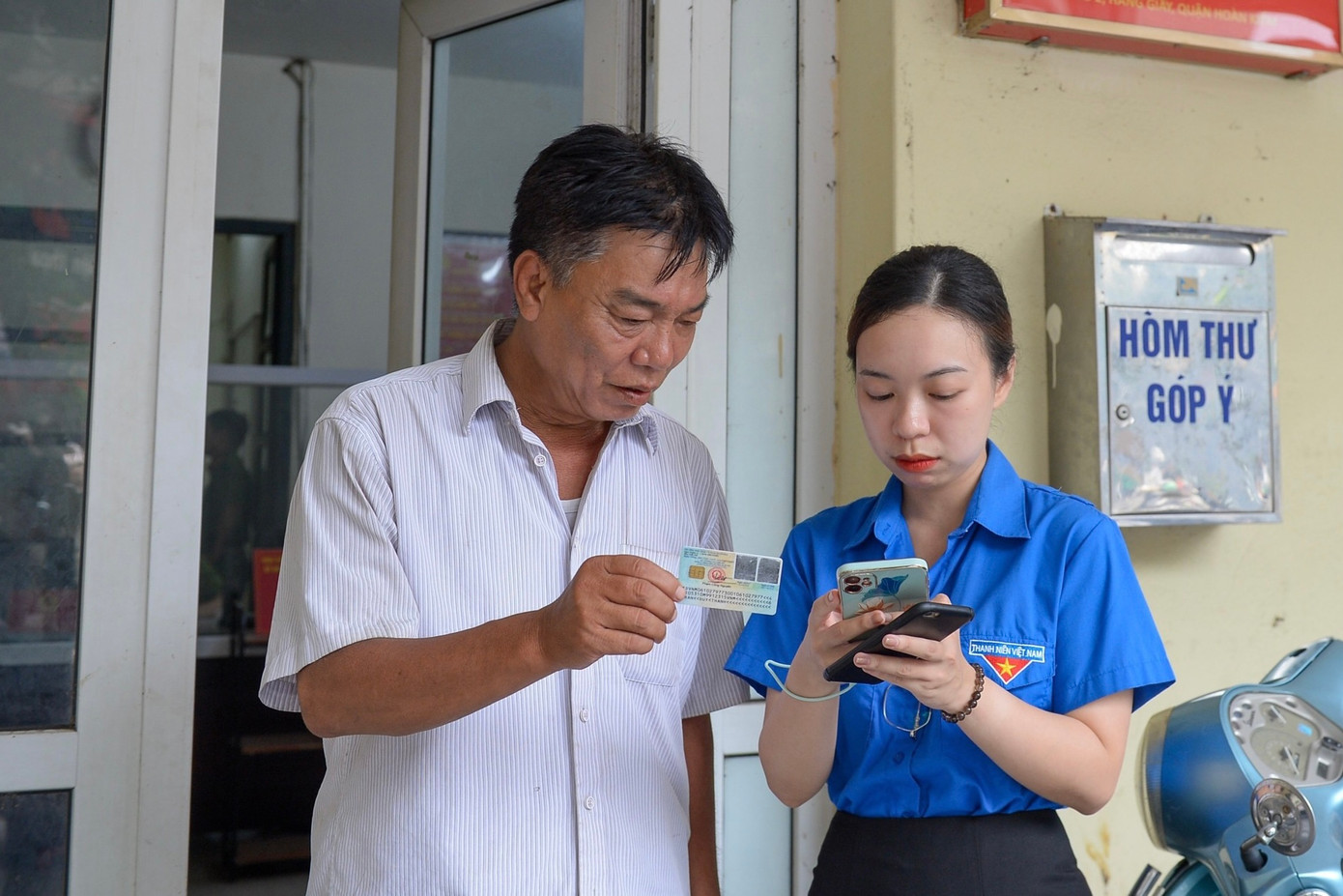 Đoàn viên hỗ trợ, giúp đỡ người dân cài đặt, kích hoạt, sử dụng ứng dụng VNeID để thực hiện các TTHC và dịch vụ công trực tuyến.