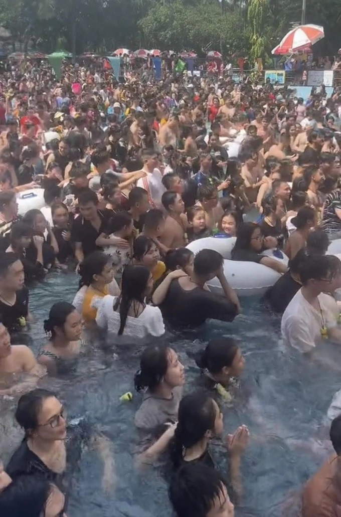 Bức ảnh được ghi lại ở hồ tạo sóng (Ảnh: Facebook)