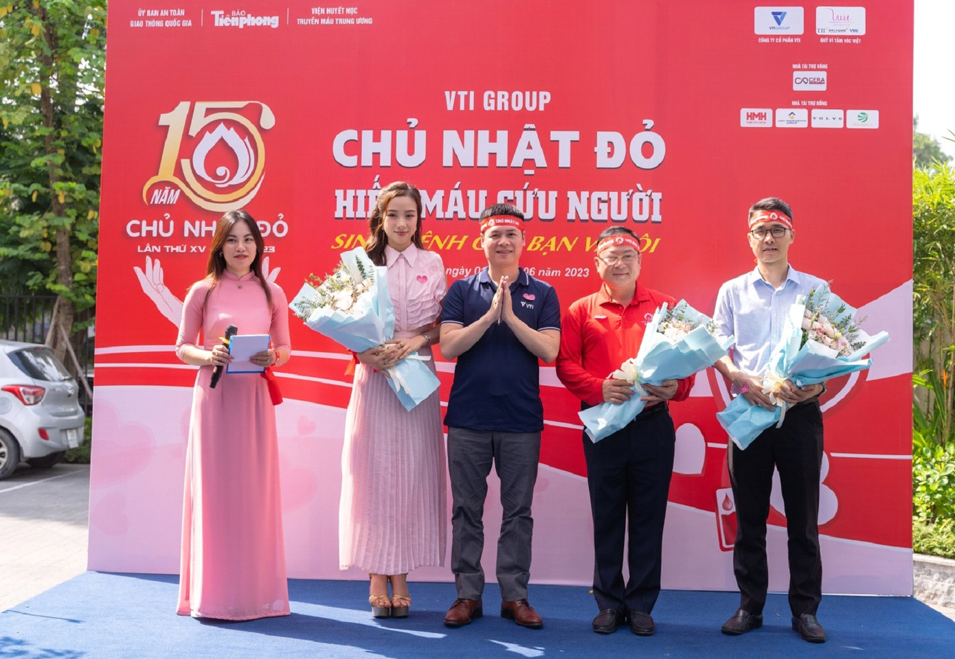 Chủ tịch - Tổng Giám đốc VTI Trần Xuân Khôi tặng hoa Nhà báo Lê Xuân Sơn – Tổng Biên tập Báo Tiền Phong, Trưởng BTC Chủ nhật Đỏ; ông Chử Nhất Hợp – Phó chánh Văn phòng Trung tâm Máu quốc gia và Người đẹp Nhân ái cuộc thi Hoa hậu Việt Nam 2022 Nguyễn Ngọc Mai.