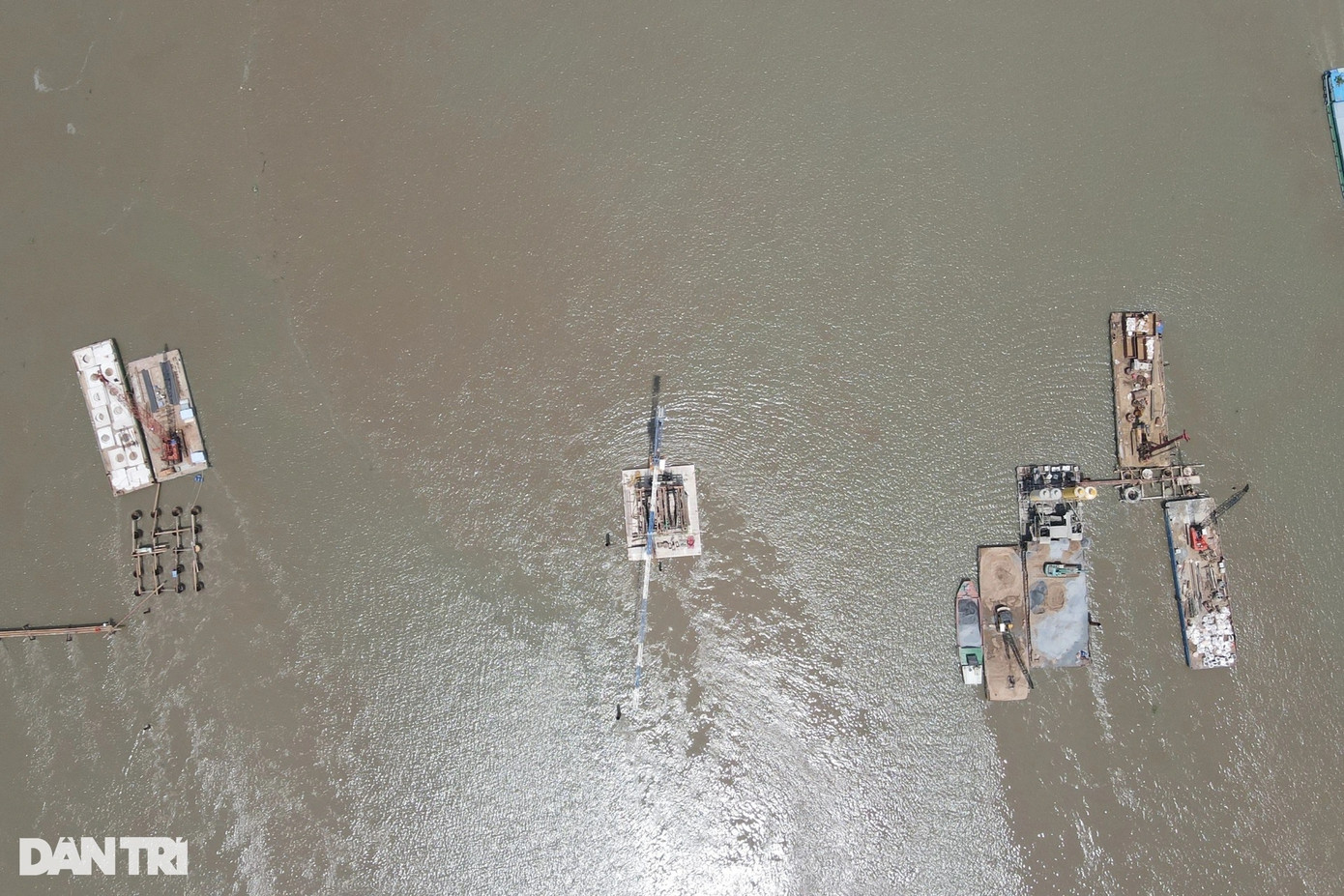 Ngày 23/6, Văn phòng Chính phủ có công văn truyền đạt ý kiến chỉ đạo của Thủ tướng, yêu cầu UBND tỉnh Đồng Nai xem xét phê duyệt đơn giá đất vào tháng 6/2023 để hoàn thành giải phóng mặt bằng. Thời gian qua, Bộ Giao thông vận tải, chủ đầu tư cùng nhà thầu chính, nhà thầu phụ liên tục đề nghị phía Đồng Nai sớm bàn giao mặt bằng.