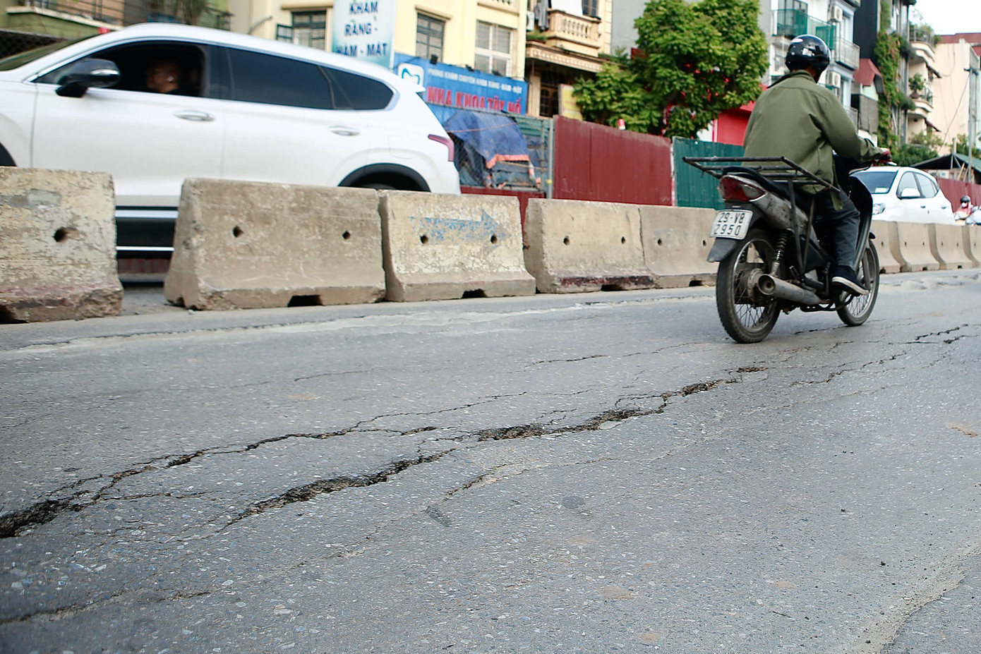 Mặt đường lồi lõm tiềm ẩn nguy cơ mất an toàn giao thông. Mặt đường lồi lõm tiềm ẩn nguy cơ mất an toàn giao thông.