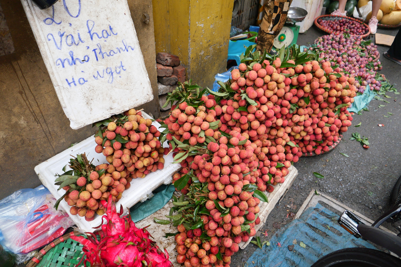 "Do ngày thường nên mọi người đi chợ từ rất sớm. Hoa quả cũng được bày bán từ 4-5h sáng và cũng tiêu thụ rất nhanh", một tiểu thương ở chợ Mỹ Đình cho biết.