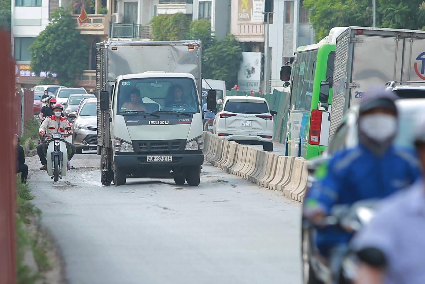 Đây là tuyến đường tập trung đông đúc phương tiện lưu thông hàng ngày. Vào ban đêm, nhiều xe trọng tải lớn di chuyển phần nào ảnh hưởng tới kết cấu đường. Đây là tuyến đường tập trung đông đúc phương tiện lưu thông hàng ngày. Vào ban đêm, nhiều xe trọng tải lớn di chuyển phần nào ảnh hưởng tới kết cấu đường.