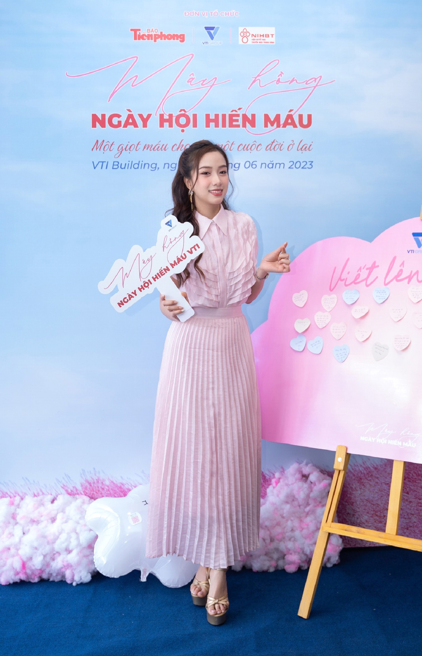 Tham dự chương trình còn có Người đẹp Nhân ái/ Top 5 Hoa hậu Việt Nam 2022 Nguyễn Ngọc Mai. Tại chương trình, Ngọc Mai chia sẻ: “Hôm nay là ngày sinh nhật của em, ngoài dành thời gian ở bên gia đình, người thân thì được tham gia chương trình hiến máu tình nguyện cũng là điều ý nghĩa với em trong một ngày đặc biệt”.